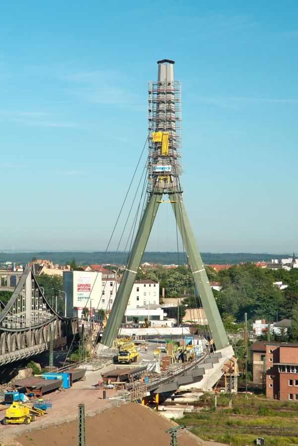 Pylongerüst in Halle an der Berliner Brücke
