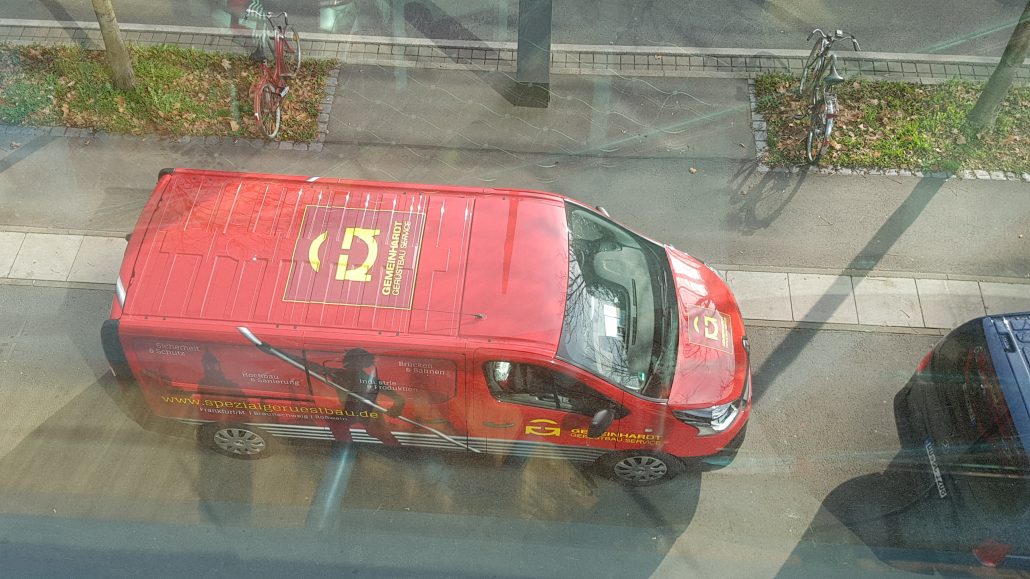 Was bedeutet Rot im Gerüstbau - Roter Gemeinhardt Service GmbH Wagen, Ansicht von oben.
